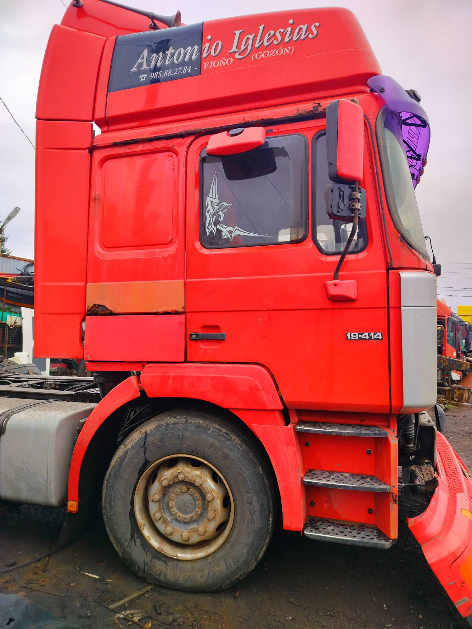 На разборку поступил MAN F2000 2000 г.в. Двигатель D2866LF34 4-х клапанные головки, КПП 16S181 с ретардой, редуктор HY13110 37/12 подвеска рессорная перед, сзади воздух. Кабина высокая, гнилая. Крыша в продаже.